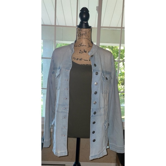 Baccini light blue denim long sleeve button down shirt Size Medium … - Picture 9 of 10